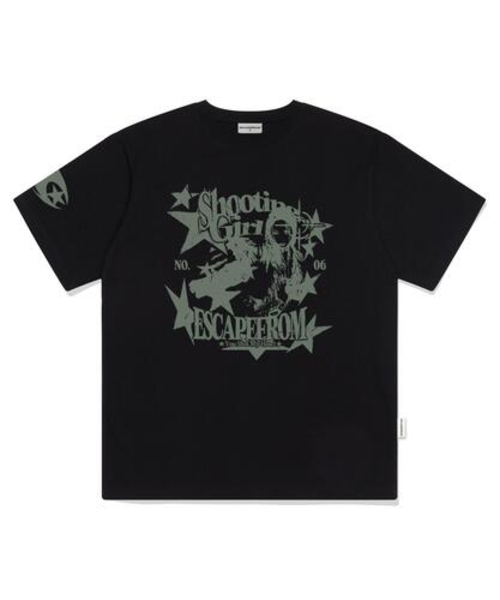ESCAPEFROM(エスケープフロム)の「シューティングガールプリントオーバーサイズ半袖Tシャツブラック(Tシャツ/カットソー・レディース・その他・SMALL/MEDIUM/LARGE)」の2枚目の写真