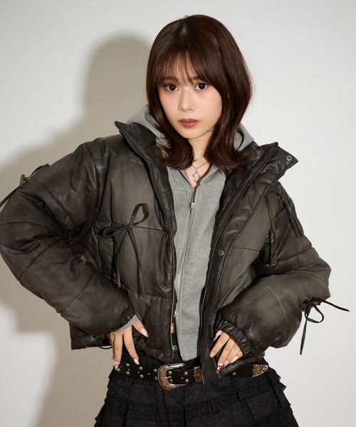 apres jour mignon(アプレジュールミニョン)の「ヴィンテージフェイクレザーリボン中綿ブルゾン(ブルゾン・レディース・チャコールグレー/ブラック/ブラウン系その他・フリー/LARGE)」の2枚目の写真