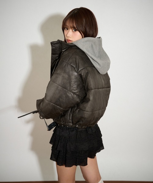 apres jour mignon(アプレジュールミニョン)の「ヴィンテージフェイクレザーリボン中綿ブルゾン(ブルゾン・レディース・チャコールグレー/ブラック/ブラウン系その他・フリー/LARGE)」の6枚目の写真
