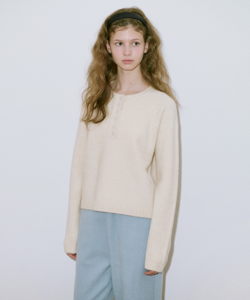 SINOON（シヌーン）の「Basic Button Raglan Knit (Cream)（ニット/セーター・レディース・アイボリー・FREE）」の3枚目の写真