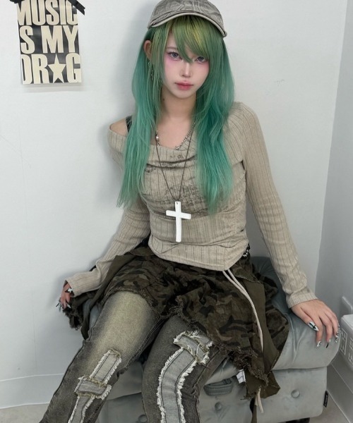 Never mind the XU（ネバーマインドザエックスユー）の「【Never mind the XU】off shoulder tops / 【ネバーマインド ザ エックスユー】シャーリングオフショルダー長袖トップス（Tシャツ/カットソー・レディース・グレー/ベージュ/ブラック/アイボリー・ONE SIZE）」の4枚目の写真