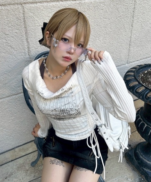 Never mind the XU（ネバーマインドザエックスユー）の「【Never mind the XU】off shoulder tops / 【ネバーマインド ザ エックスユー】シャーリングオフショルダー長袖トップス（Tシャツ/カットソー・レディース・グレー/ベージュ/ブラック/アイボリー・ONE SIZE）」の2枚目の写真