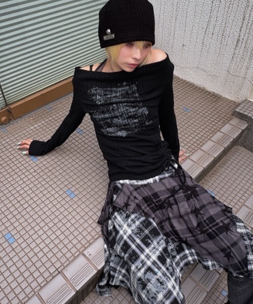 Never mind the XU（ネバーマインドザエックスユー）の「【Never mind the XU】off shoulder tops / 【ネバーマインド ザ エックスユー】シャーリングオフショルダー長袖トップス（Tシャツ/カットソー・レディース・グレー/ベージュ/ブラック/アイボリー・ONE SIZE）」の3枚目の写真