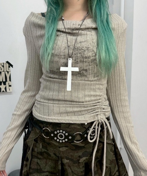 Never mind the XU（ネバーマインドザエックスユー）の「【Never mind the XU】off shoulder tops / 【ネバーマインド ザ エックスユー】シャーリングオフショルダー長袖トップス（Tシャツ/カットソー・レディース・グレー/ベージュ/ブラック/アイボリー・ONE SIZE）」の13枚目の写真