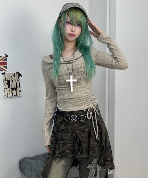 Never mind the XU（ネバーマインドザエックスユー）の「【Never mind the XU】off shoulder tops / 【ネバーマインド ザ エックスユー】シャーリングオフショルダー長袖トップス（Tシャツ/カットソー・レディース・グレー/ベージュ/ブラック/アイボリー・ONE SIZE）」の6枚目の写真