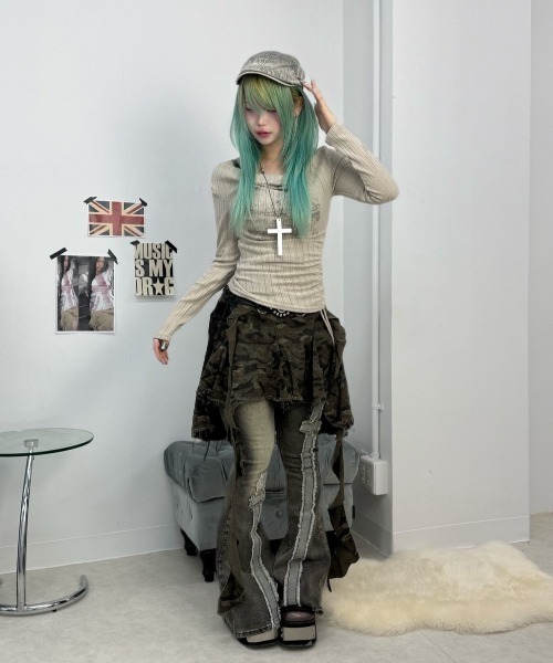 Never mind the XU（ネバーマインドザエックスユー）の「【Never mind the XU】off shoulder tops / 【ネバーマインド ザ エックスユー】シャーリングオフショルダー長袖トップス（Tシャツ/カットソー・レディース・グレー/ベージュ/ブラック/アイボリー・ONE SIZE）」の9枚目の写真