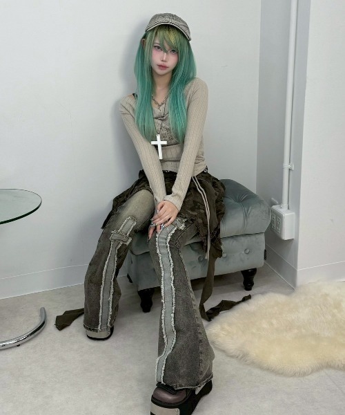 Never mind the XU（ネバーマインドザエックスユー）の「【Never mind the XU】off shoulder tops / 【ネバーマインド ザ エックスユー】シャーリングオフショルダー長袖トップス（Tシャツ/カットソー・レディース・グレー/ベージュ/ブラック/アイボリー・ONE SIZE）」の7枚目の写真