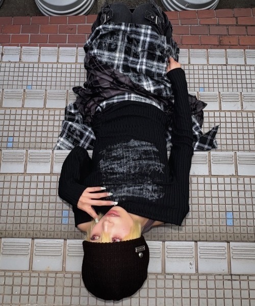 Never mind the XU（ネバーマインドザエックスユー）の「【Never mind the XU】off shoulder tops / 【ネバーマインド ザ エックスユー】シャーリングオフショルダー長袖トップス（Tシャツ/カットソー・レディース・グレー/ベージュ/ブラック/アイボリー・ONE SIZE）」の19枚目の写真