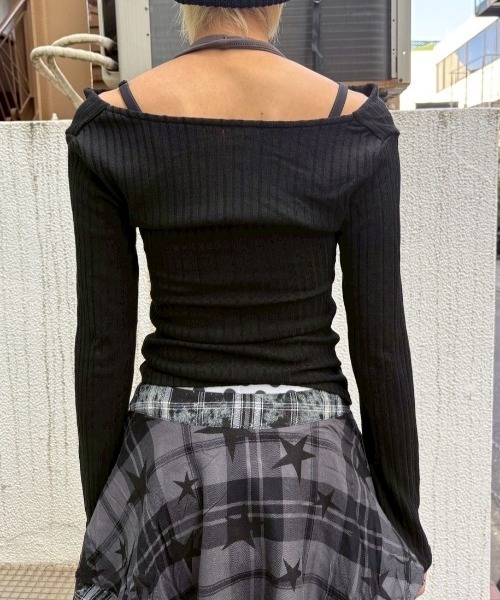 Never mind the XU（ネバーマインドザエックスユー）の「【Never mind the XU】off shoulder tops / 【ネバーマインド ザ エックスユー】シャーリングオフショルダー長袖トップス（Tシャツ/カットソー・レディース・グレー/ベージュ/ブラック/アイボリー・ONE SIZE）」の16枚目の写真