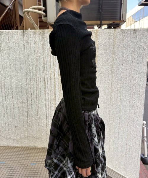 Never mind the XU（ネバーマインドザエックスユー）の「【Never mind the XU】off shoulder tops / 【ネバーマインド ザ エックスユー】シャーリングオフショルダー長袖トップス（Tシャツ/カットソー・レディース・グレー/ベージュ/ブラック/アイボリー・ONE SIZE）」の17枚目の写真