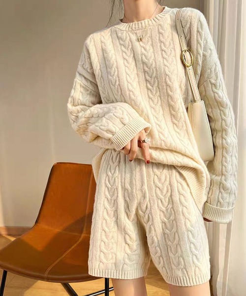GLAMOROUS JANE(グラマラスジェーン)の「ケーブルニット×ショートパンツ 2点セット(セットアップ・レディース・オフホワイト/チャコールグレー・FREE)」の1枚目の写真