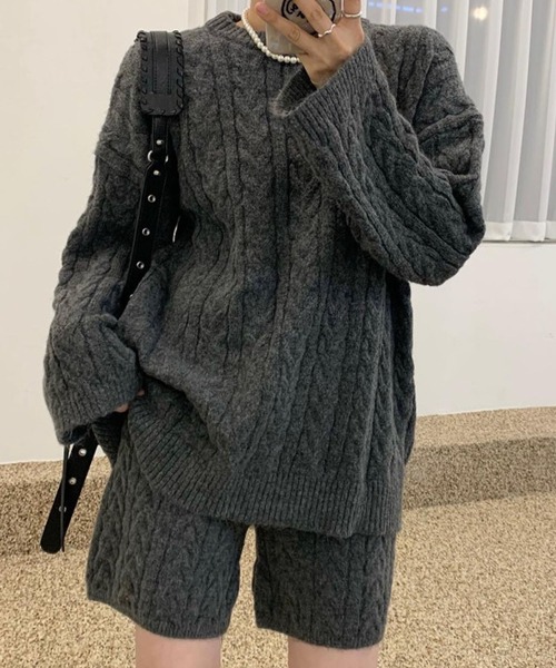 GLAMOROUS JANE(グラマラスジェーン)の「ケーブルニット×ショートパンツ 2点セット(セットアップ・レディース・オフホワイト/チャコールグレー・FREE)」の2枚目の写真
