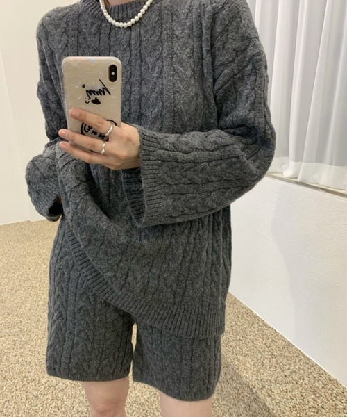 GLAMOROUS JANE(グラマラスジェーン)の「ケーブルニット×ショートパンツ 2点セット(セットアップ・レディース・オフホワイト/チャコールグレー・FREE)」の7枚目の写真