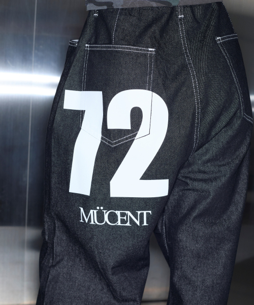 MUCENT(ムセント)の「シグニチャーバッグ72レタリングワイドデニムパンツ 男女共用(デニムパンツ・レディース・ブラック・FREE)」の2枚目の写真