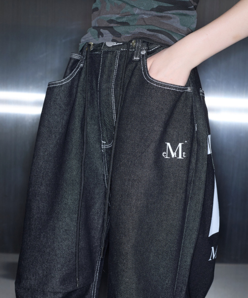 MUCENT(ムセント)の「シグニチャーバッグ72レタリングワイドデニムパンツ 男女共用(デニムパンツ・レディース・ブラック・FREE)」の3枚目の写真