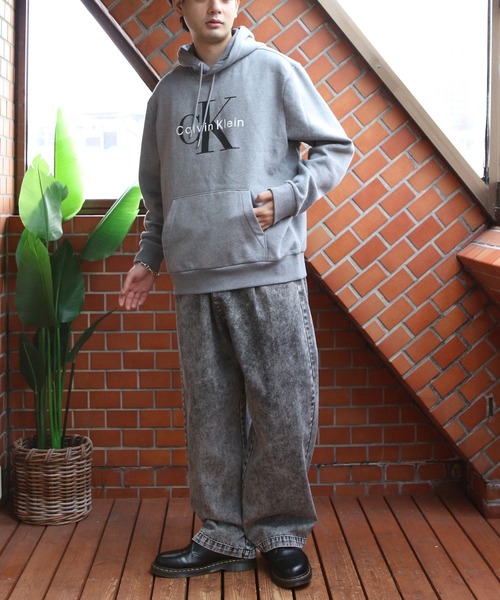 Calvin Klein(カルバン・クライン)の「Calvin Klein CKロゴ裏起毛パーカー(パーカー・メンズ・グレー・X-LARGE/MEDIUM/LARGE)」の3枚目の写真