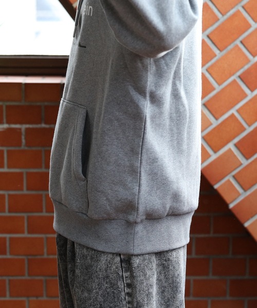 Calvin Klein(カルバン・クライン)の「Calvin Klein CKロゴ裏起毛パーカー(パーカー・メンズ・グレー・X-LARGE/MEDIUM/LARGE)」の9枚目の写真