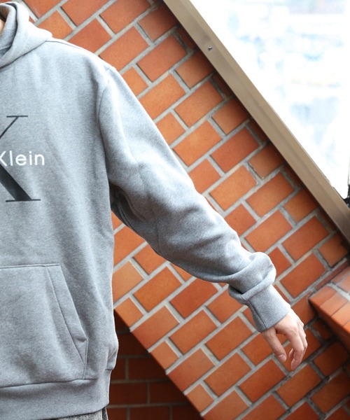Calvin Klein(カルバン・クライン)の「Calvin Klein CKロゴ裏起毛パーカー(パーカー・メンズ・グレー・X-LARGE/MEDIUM/LARGE)」の12枚目の写真