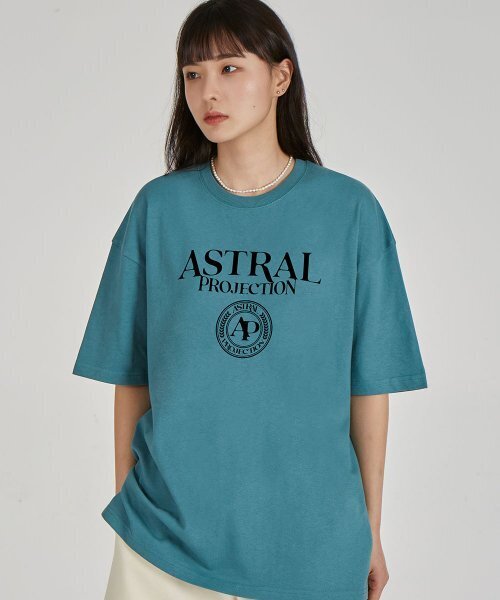 ASTRAL PROJECTION(アストラルプロジェクション)の「レタリングロゴ エンブレムラウンドネック 15番手綿半袖Tシャツ_ブルーグリーン(Tシャツ/カットソー・レディース・その他・LARGE/X-LARGE)」の1枚目の写真