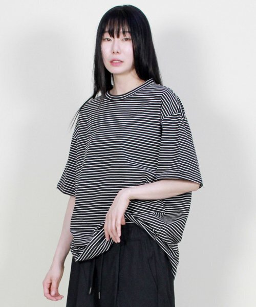 DEMARC(ドゥマーク)の「ボックスフィットピンストライプ半袖Tシャツブラック(Tシャツ/カットソー・レディース・その他・LARGE/MEDIUM)」の2枚目の写真