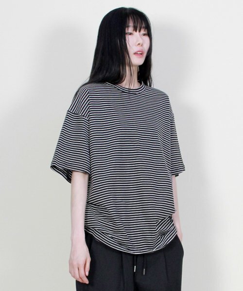 DEMARC(ドゥマーク)の「ボックスフィットピンストライプ半袖Tシャツブラック(Tシャツ/カットソー・レディース・その他・LARGE/MEDIUM)」の3枚目の写真