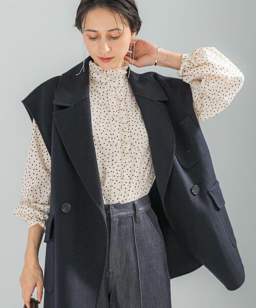 URBAN RESEARCH ROSSO WOMEN（アーバンリサーチ　ロッソ）の「『WEB限定』フリルスタンドカラーシャツ（シャツ/ブラウス・レディース・ベージュ/オフホワイト/ブラック・FREE）」の2枚目の写真