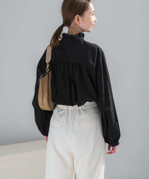 URBAN RESEARCH ROSSO WOMEN（アーバンリサーチ　ロッソ）の「『WEB限定』フリルスタンドカラーシャツ（シャツ/ブラウス・レディース・ベージュ/オフホワイト/ブラック・FREE）」の6枚目の写真