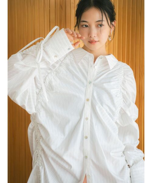 Ungrid(アングリッド)の「ギャザーデザインルーズシャツ(シャツ/ブラウス・レディース・ミント/パープル/ピンク/オフホワイト/ブルー・FREE)」の2枚目の写真