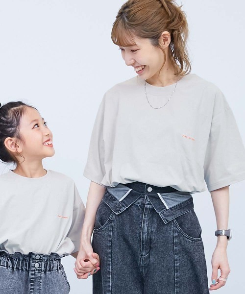 devirock(デビロック)の「【イージーウォッシュ】乾燥機OK 防汚 大人 刺繍デザイン 半袖Tシャツ(Tシャツ/カットソー・レディース・ライトグレー系1/ベージュ系1/ブラック系1/ホワイト系1/サックスブルー系1/ブルー系1/ネイビー系1/ブラウン系1/ホワイト系2/ブルー系2・S/M/L/LL)」の4枚目の写真