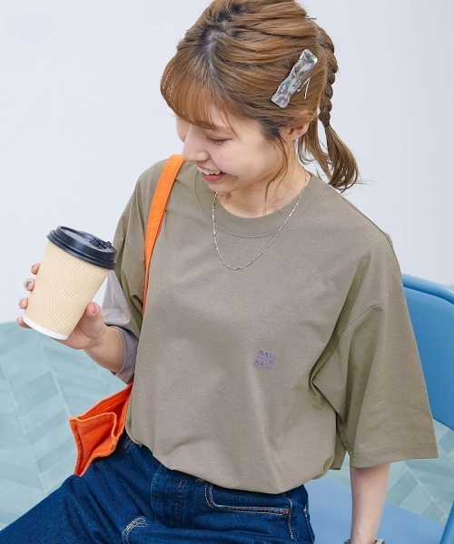 devirock(デビロック)の「【イージーウォッシュ】乾燥機OK 防汚 大人 刺繍デザイン 半袖Tシャツ(Tシャツ/カットソー・レディース・ライトグレー系1/ベージュ系1/ブラック系1/ホワイト系1/サックスブルー系1/ブルー系1/ネイビー系1/ブラウン系1/ホワイト系2/ブルー系2・S/M/L/LL)」の6枚目の写真