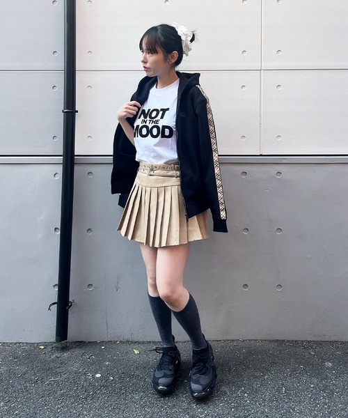 Narcissus（ナルシス）の「ベルトプリーツミニスカート/インナーパンツ付き（スカート・レディース・チャコール/ベージュ・FREE）」の4枚目の写真