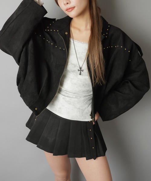 SPINNS（スピンズ）の「羽織るだけで主役☆スタッズが効いたスウェードショートジャケット（その他アウター・レディース・ブラウン/ブラック・ONESIZE）」の2枚目の写真