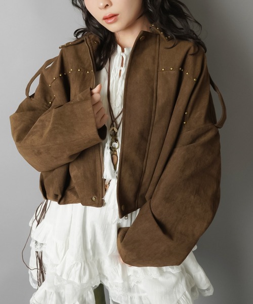 SPINNS（スピンズ）の「羽織るだけで主役☆スタッズが効いたスウェードショートジャケット（その他アウター・レディース・ブラウン/ブラック・ONESIZE）」の4枚目の写真