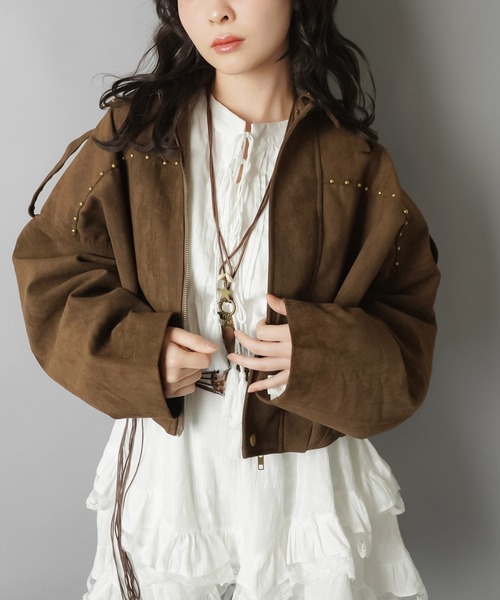 SPINNS（スピンズ）の「羽織るだけで主役☆スタッズが効いたスウェードショートジャケット（その他アウター・レディース・ブラウン/ブラック・ONESIZE）」の5枚目の写真