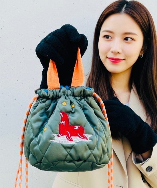HOUSTON(ヒューストン)の「HOUSTON / SATIN EFFECT BAG(MARMALADE/CAT)HS6023W HS6025W(ショルダーバッグ・レディース・ネイビー/イエロー/レッド/ピンク/チャコールグレー/ラベンダー・ONESIZE)」の7枚目の写真