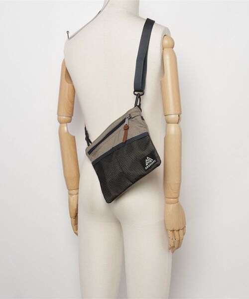 GREGORY(グレゴリー)の「クラシックサコッシュM CLASSIC SACOCHE M サンドストーム(ショルダーバッグ・メンズ・ベージュ系・ONE SIZE)」の2枚目の写真