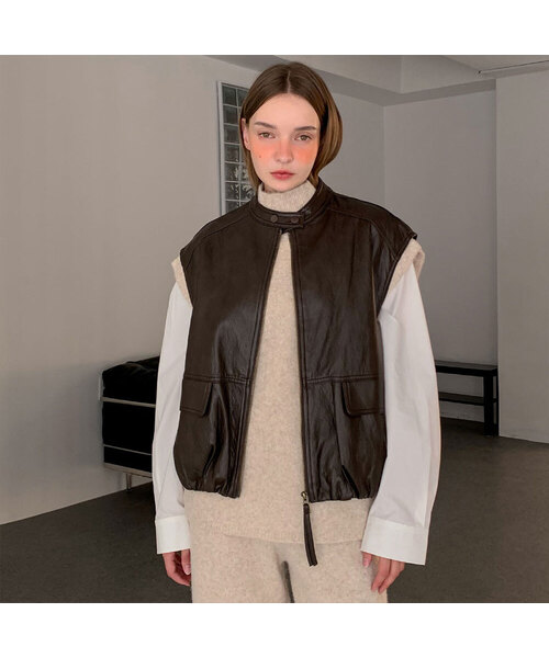VASCARA(バスカラ)の「Faux Leather Shirring Zip-Up Vest (3colors)(ベスト・レディース・ブラック/グレー/ブラウン・FREE)」の3枚目の写真