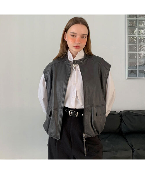 VASCARA(バスカラ)の「Faux Leather Shirring Zip-Up Vest (3colors)(ベスト・レディース・ブラック/グレー/ブラウン・FREE)」の2枚目の写真