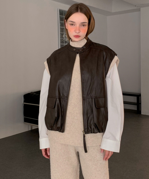 VASCARA(バスカラ)の「Faux Leather Shirring Zip-Up Vest (3colors)(ベスト・レディース・ブラック/グレー/ブラウン・FREE)」の4枚目の写真