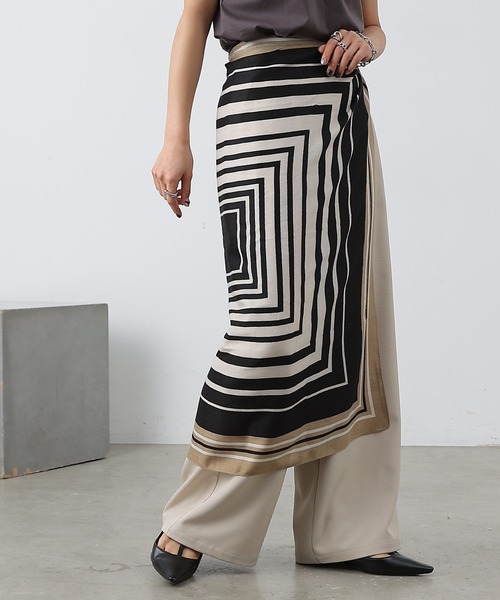 COLONY 2139(コロニートゥーワンスリーナイン)の「スクエア柄大判スカーフ 90×90(バンダナ/スカーフ・レディース・ブラック/マスタード/ブラウン・FREE)」の2枚目の写真