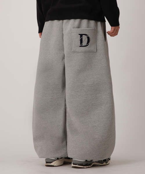 DEVELOVE（デヴローブ）の「クラシック刺繍ロゴワイドジョガーパンツ_グレー（スウェットパンツ・メンズ・グレー・L/XL/M）」の2枚目の写真
