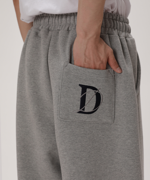 DEVELOVE（デヴローブ）の「クラシック刺繍ロゴワイドジョガーパンツ_グレー（スウェットパンツ・メンズ・グレー・L/XL/M）」の3枚目の写真