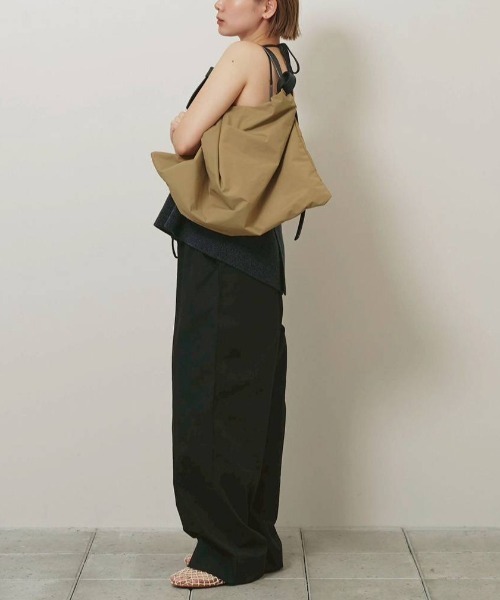 TODAYFUL(トゥデイフル)の「TODAYFUL Leatherbelt Shoulder Bag レザーベルトショルダーバッグ/12621010(ショルダーバッグ・レディース・ベージュ/ブラック・ONE SIZE)」の15枚目の写真
