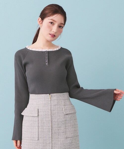 index（インデックス）の「ヘンリーネックフレアスリーブニット【洗濯機OK】（ニット/セーター・レディース・オフホワイト/チャコールグレー/ブルー・00）」の2枚目の写真