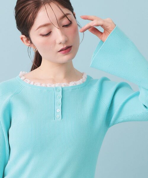 index（インデックス）の「ヘンリーネックフレアスリーブニット【洗濯機OK】（ニット/セーター・レディース・オフホワイト/チャコールグレー/ブルー・00）」の3枚目の写真