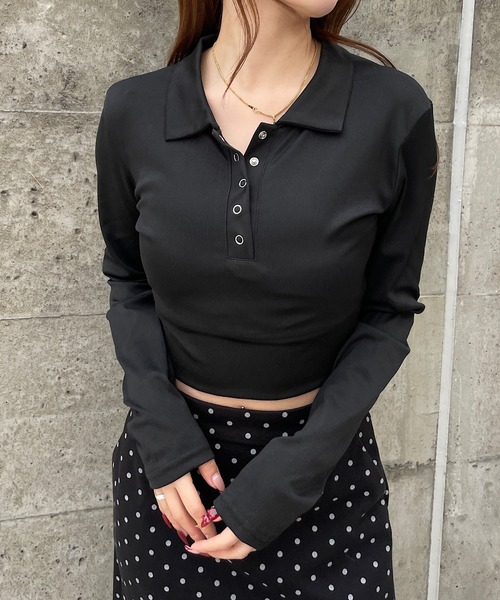 ROGER AND RAW（ロジャーアンドロウ）の「襟付きヘンリーネッククロップドトップス（Tシャツ/カットソー・レディース・ブラック/ホワイト・FREE）」の4枚目の写真