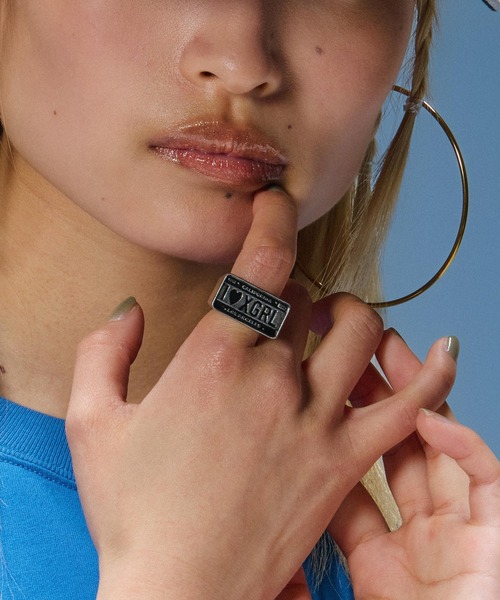 X-girl(エックスガール)の「PLATE LOGO RING(リング・レディース・シルバー/ゴールド・ONE SIZE)」の3枚目の写真