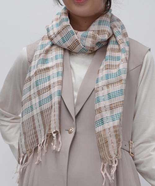 axes femme（アクシーズファム）の「チェック柄プリントストール（マフラー・レディース・ベージュ・FREE）」の2枚目の写真