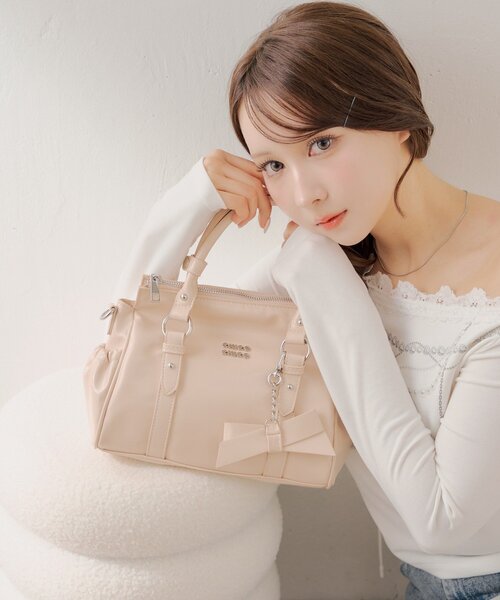 Chico（チコ）の「リボンチャームボストンバッグ（ボストンバッグ・レディース・ピンク/アイボリー/ブラック/ブルー・FREE）」の4枚目の写真