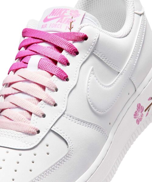 NIKE(ナイキ)の「ナイキ エア フォース 1 '07 SE ウィメンズシューズ / Nike Air Force 1 '07 SE Women's Shoes IF0498-102 White(スニーカー・レディース・ホワイト・25.5/26/22.5/23/23.5/24/24.5/25/22)」の7枚目の写真